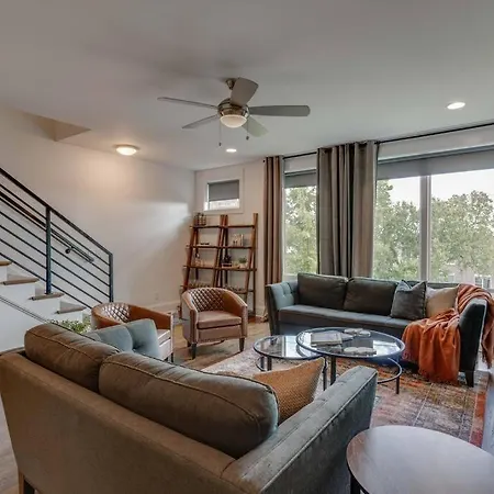 Sleek Townhome Near Broadway!